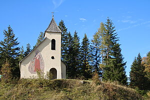 Kernhofer Gscheid, Kapelle Maria Himmelfahrt, erbaut 1953/54, Sgraffito Schutzmantelmadonna von Sepp Zöchling, 1955